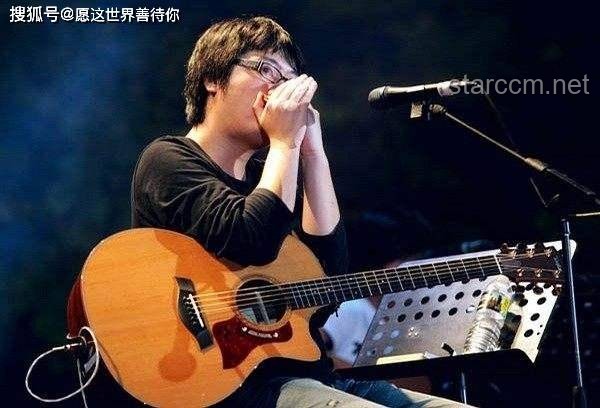 《素烟》（许嵩）与“今夜带了芙蓉的王”歌词风格对比分析：纯真、猎奇与音乐本质的探讨
